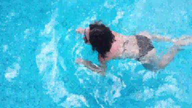 年轻的有吸引力的高加索人女人蓝色的泳装退出游泳池金属梯慢运动
